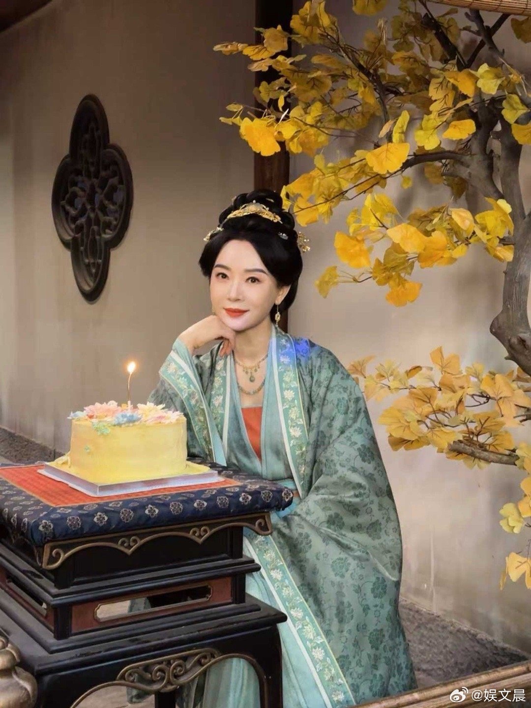 何不同舟渡剧组给陈数庆生 刷到何不同舟渡剧组给陈数庆生的画面直接被暖到，红玫瑰花