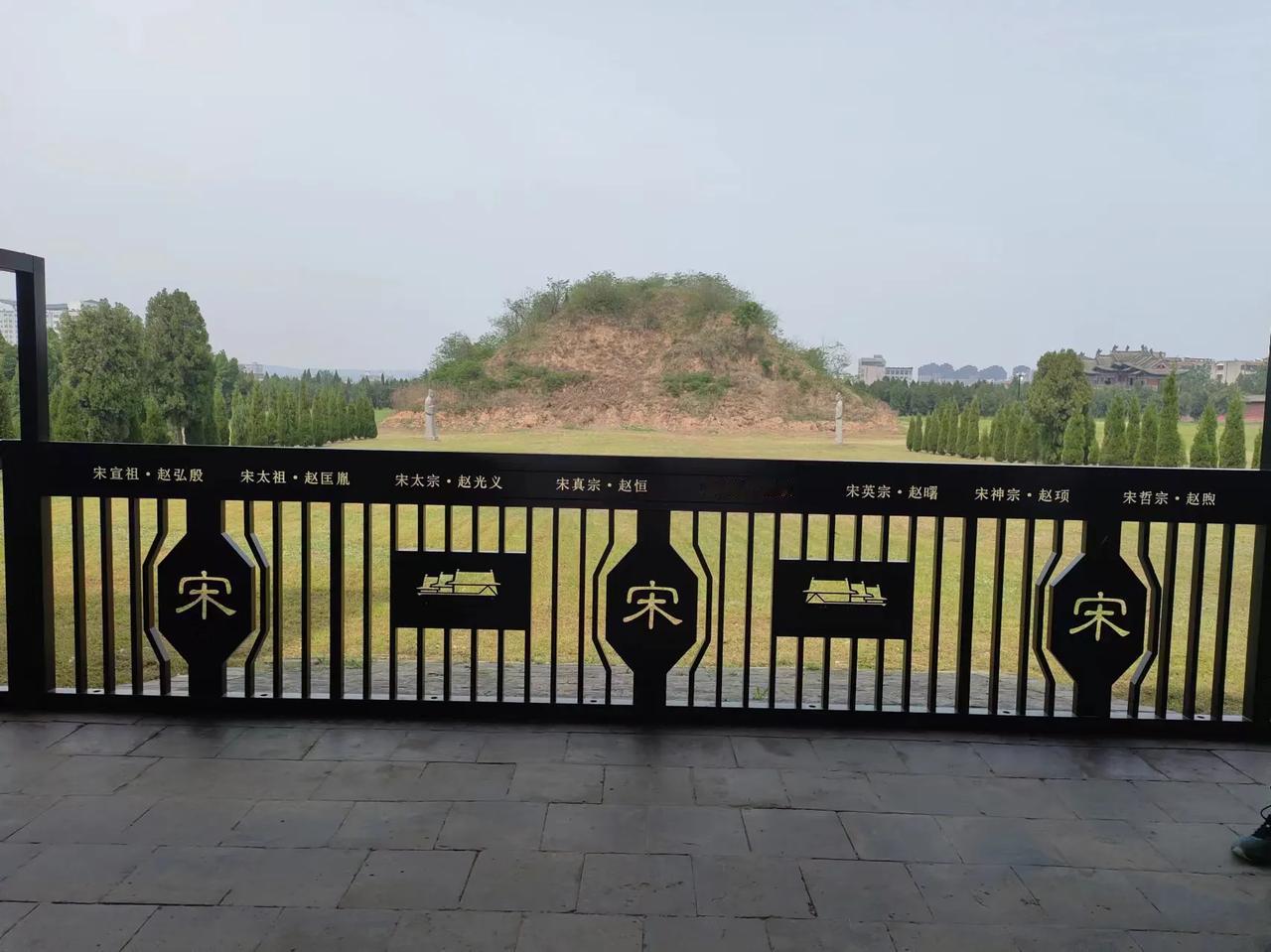 七律【凭吊巩义宋陵】
文/刘柏荣

洛河水漾映阳斜，荒寂陵丘泛夕霞。
太祖黜周炎