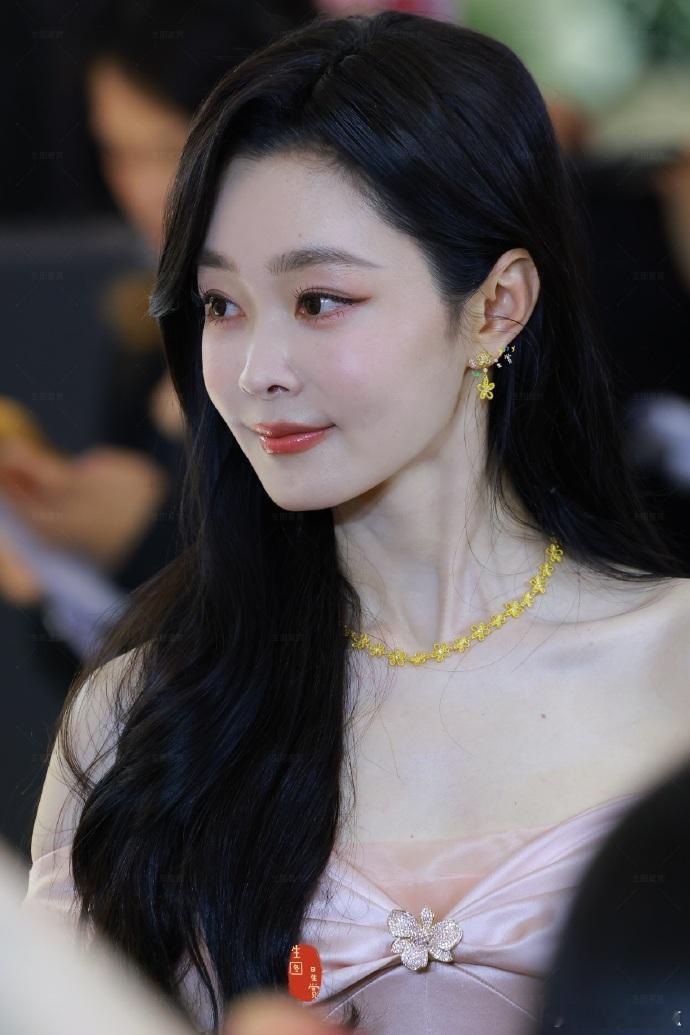 宋轶浅粉色抹胸长裙宋轶线下好白好美好瘦，浅粉色抹胸长裙完全女神，姐姐又瘦了好多 