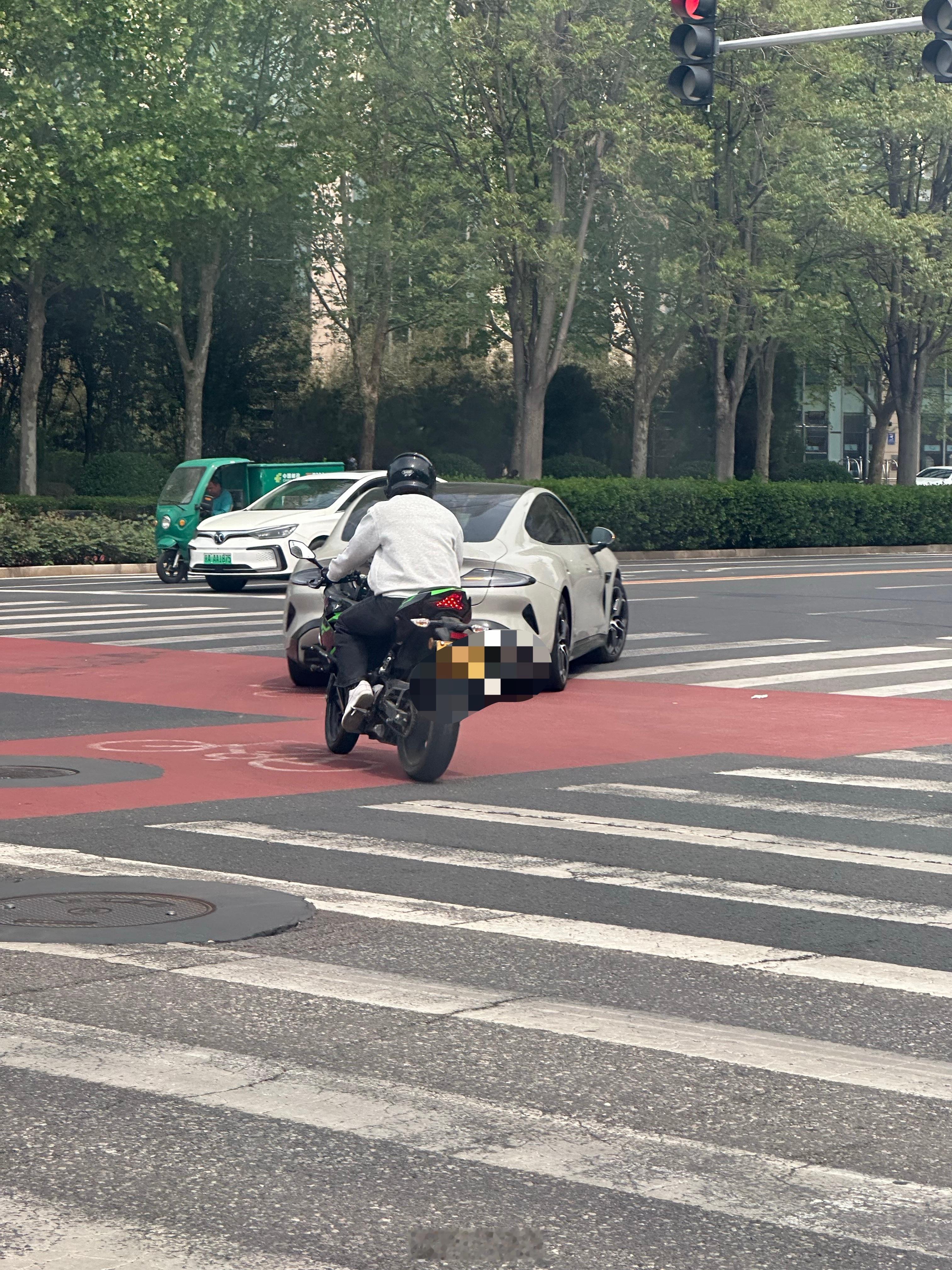 在深圳基本看不到有人骑摩托车，因为深圳基本禁摩，而在北京就经常看到有人骑摩托车，