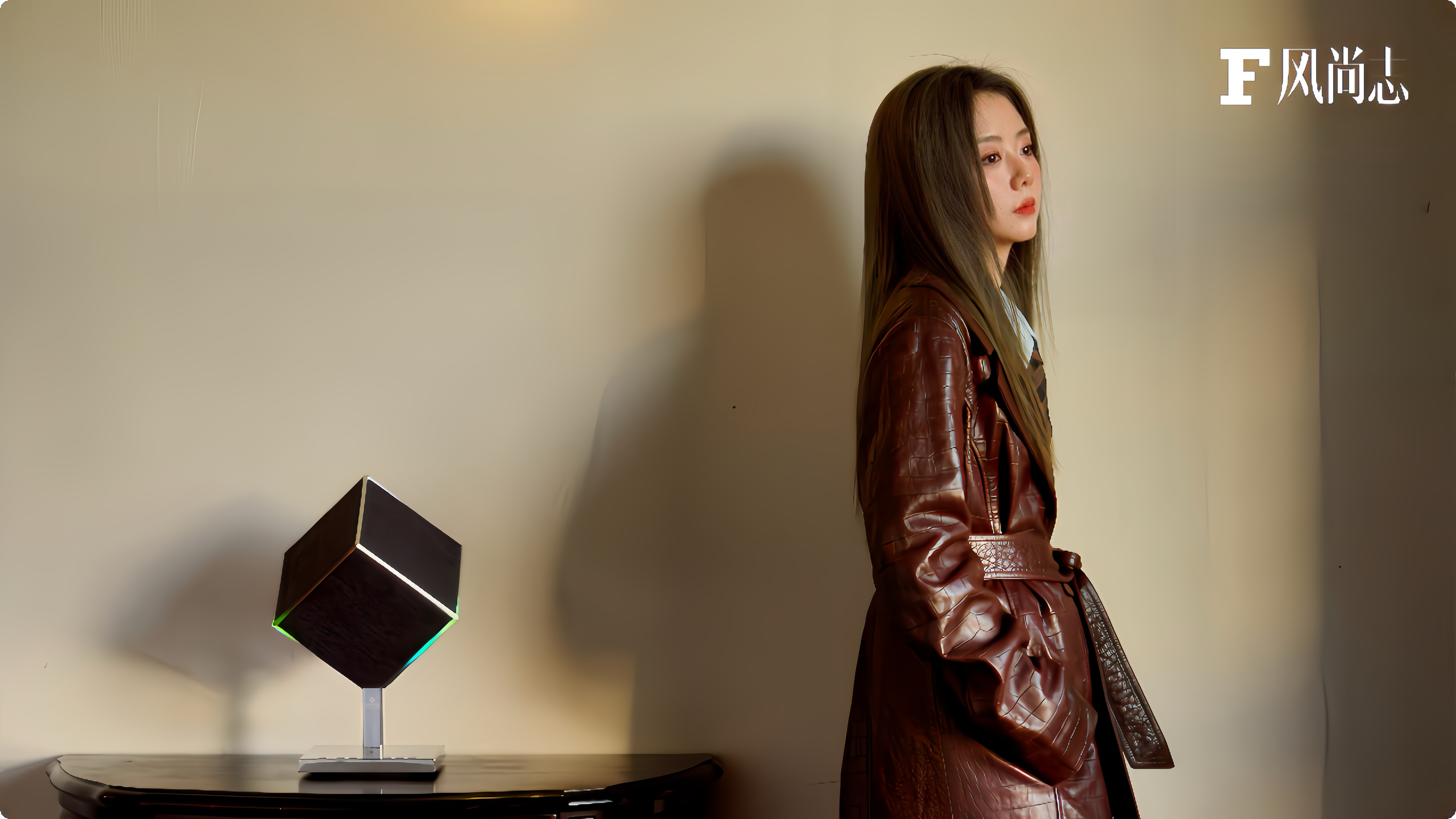 谭松韵出镜的《F 风尚志》十二月刊封面大片中 ，来自意大利高端音响品牌 DUOM