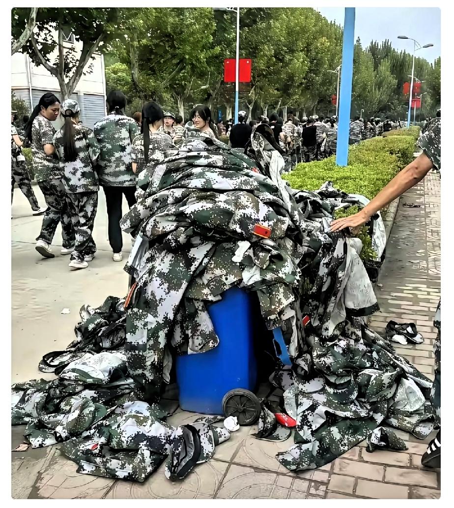 不少刚结束军训的学生，转头就把整套几乎全新的军训服直接丢弃。

有网友吐槽这哪是