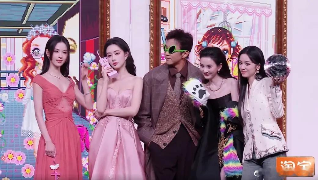 微博之夜上，邓超都开始跟95花们同框了！前两年吧，他还都是跟85花一块上台摆姿势