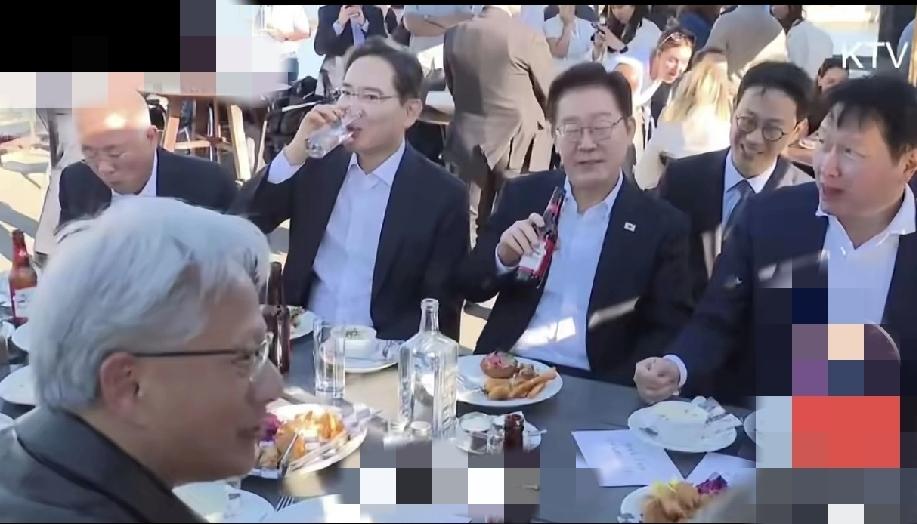 韩国总统李在明和三星掌门人李在榕、sk老板崔泰源，以及英伟达话事人黄仁勋，在一起