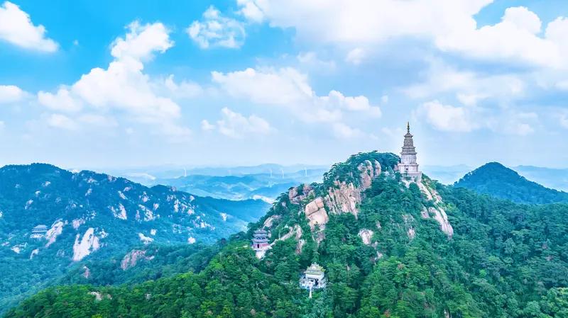 千山迎落日,谁能接住这下半句? “千山迎落日”，这画面感绝了，群山在夕阳余晖中，
