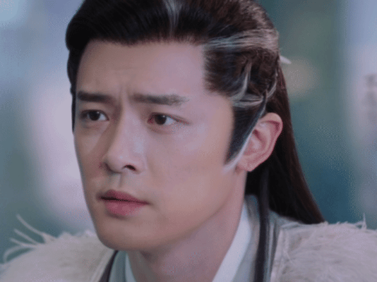 付辛博在《祈今朝》里演的千年狼妖闲卿，有历经了千年之后看透世事的淡然，有和知己好