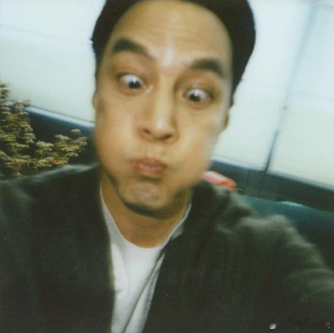 吴彦祖晒自拍被说像吴镇宇12月17日，吴彦祖在社交平台发布一组搞怪自拍，不仅皱眉