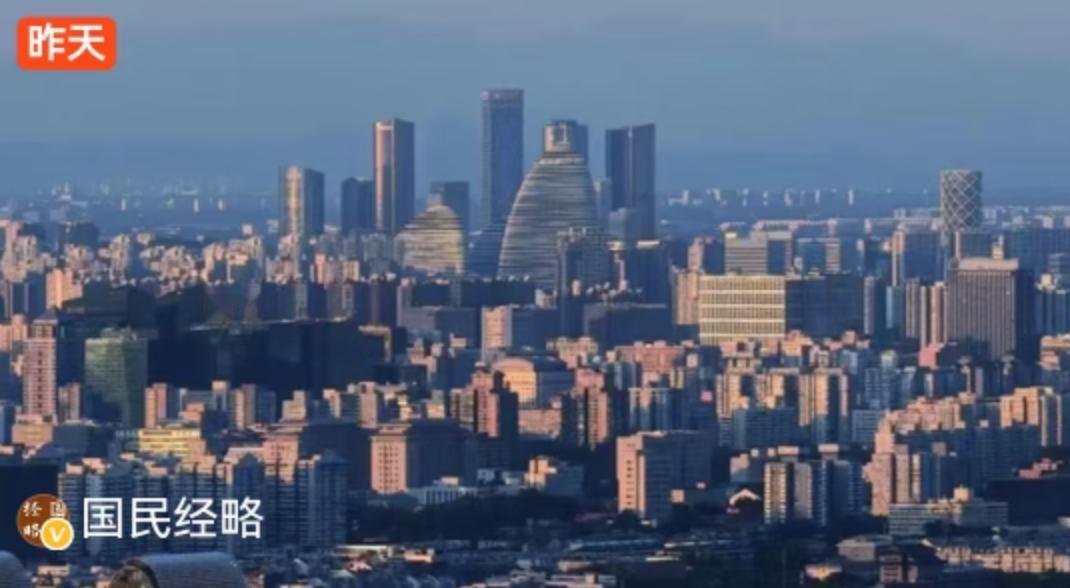 中国城市经济的“天花板”又被顶高了一截。近日，北京和上海这两座超级城市，不约而同