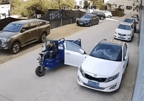 小轿车司机觉得他是无辜的，他说他把车停在路边想透个气，于是让车门敞着 ，有一辆摩