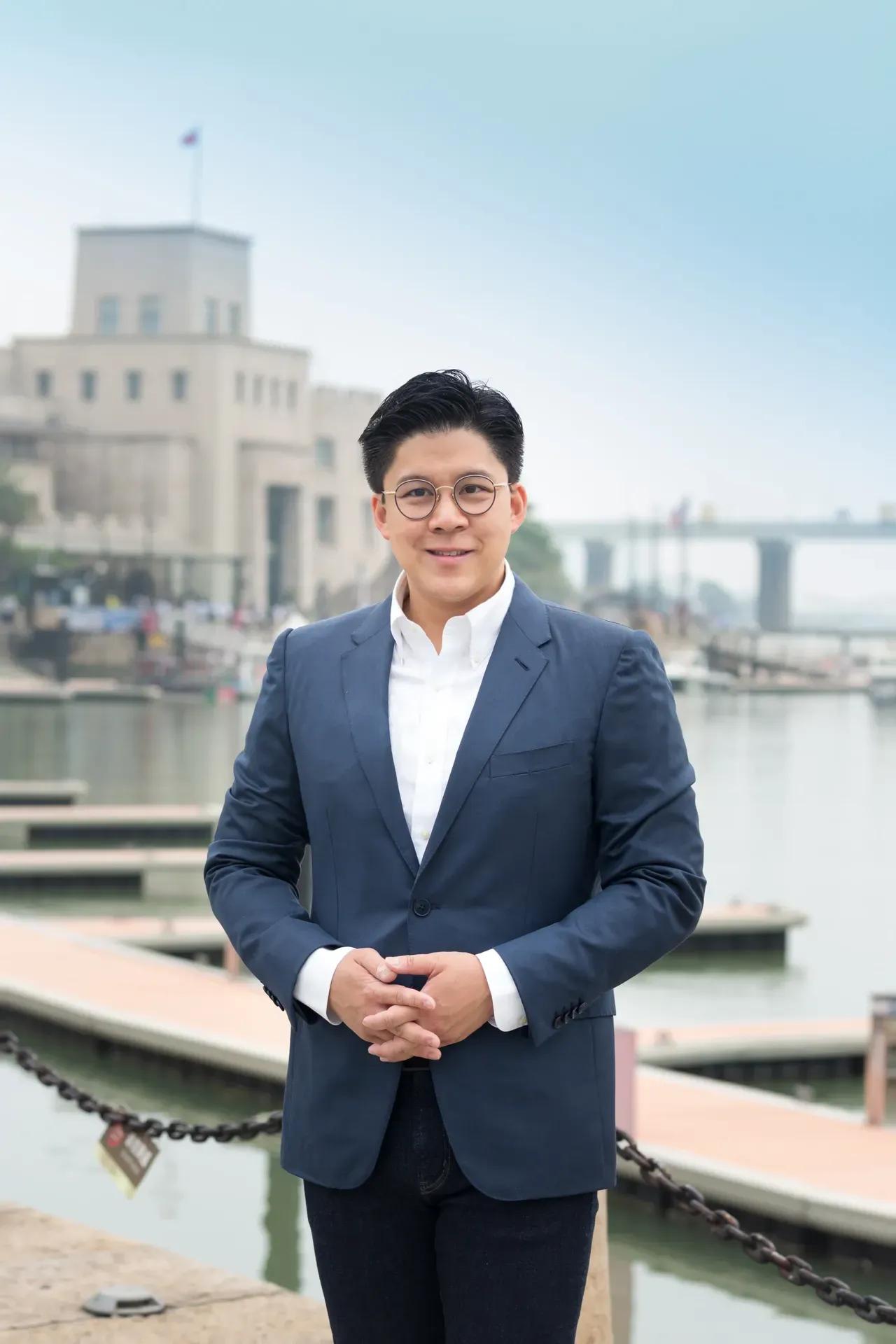 晶晶高攀了，
这个44岁的小伙子真是气宇轩昂，
英姿勃发，多少女子的梦中情人！
