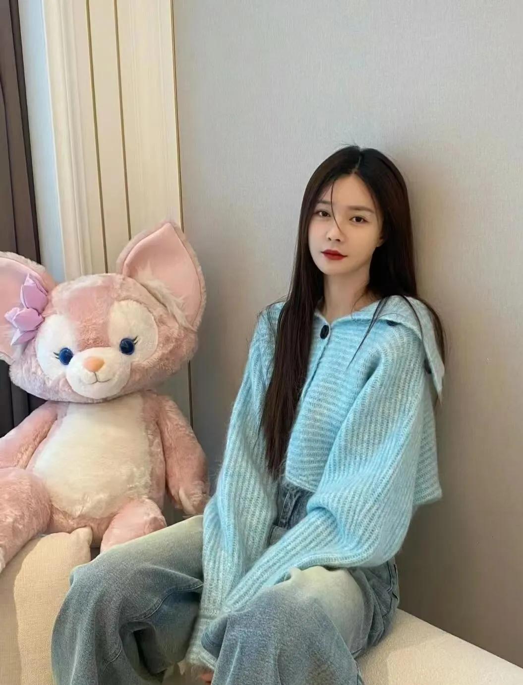 沈梦辰的蓝色毛衣穿搭，把春天穿在了身上！
 
一件清新的蓝色翻领毛衣，搭配一条宽