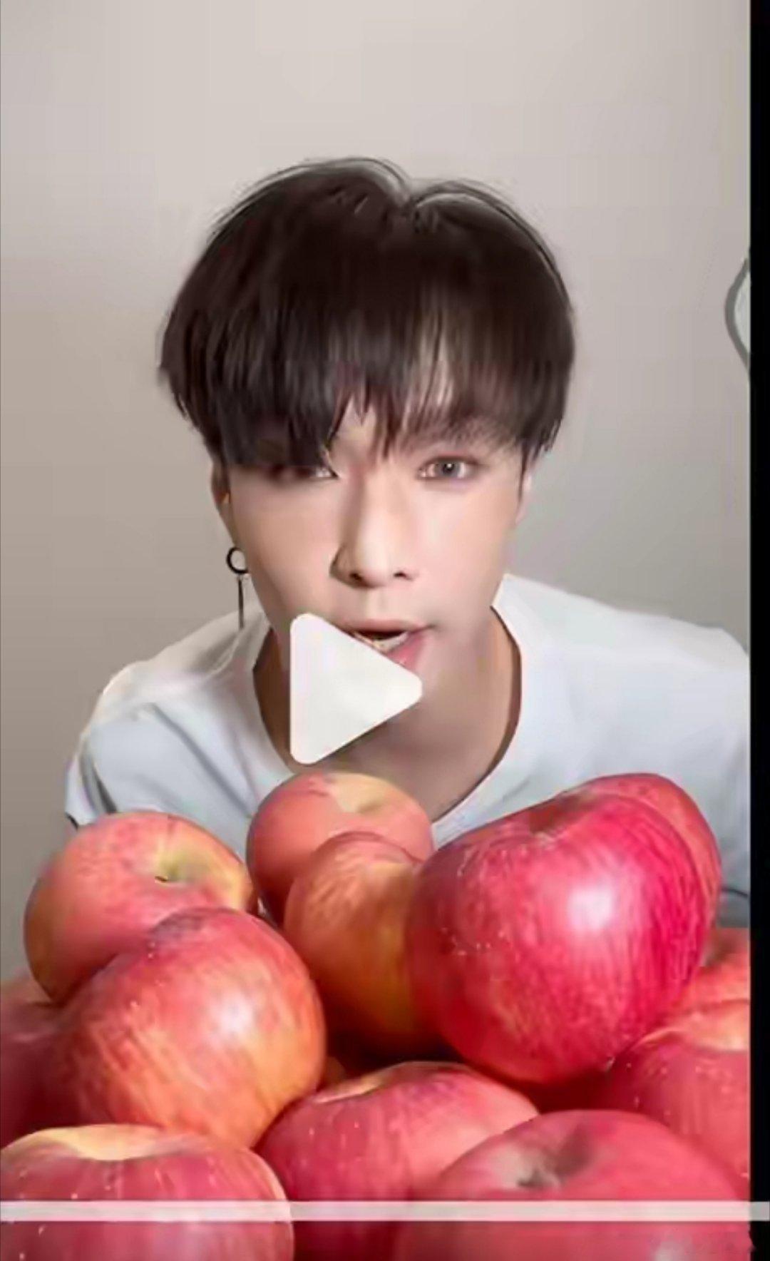 张艺兴平安夜送苹果平安夜，张艺兴化身圣诞老人现场给粉丝送苹果，真的好暖心。张艺兴