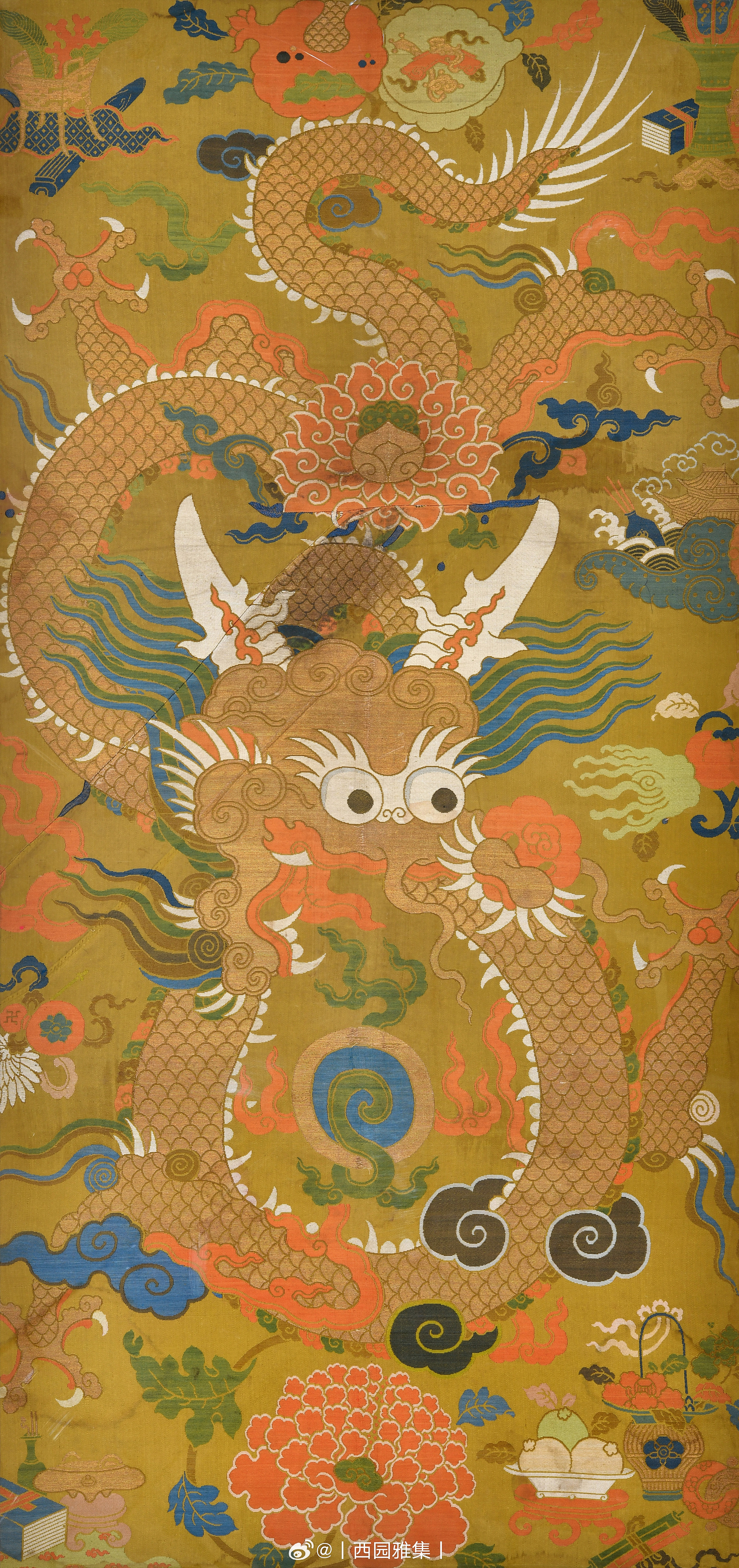 锦绣集 | 清康熙 秋香色装花龙纹饰片秋香色缎上织出祥云、寿桃、博古等纹饰，并用