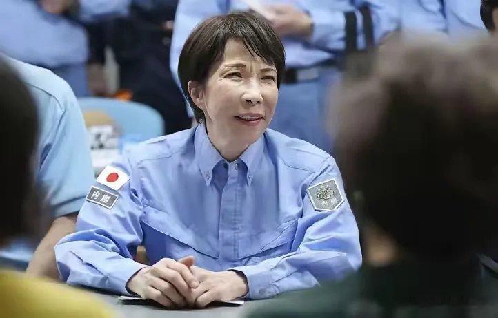日本的傻眼了！根据日本防卫省统合幕僚监部8月3日发布的消息，中国海军3艘舰艇与俄