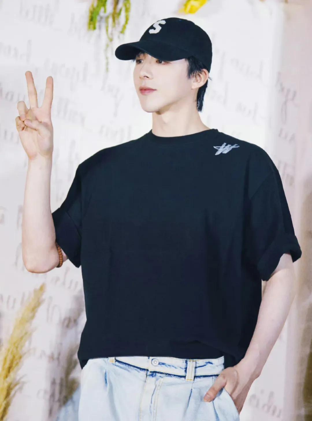 刘宇宁《书卷一梦》杀青现场好热闹，粉丝满满的爱与排面，应援花墙➕巨型花束，还有齐