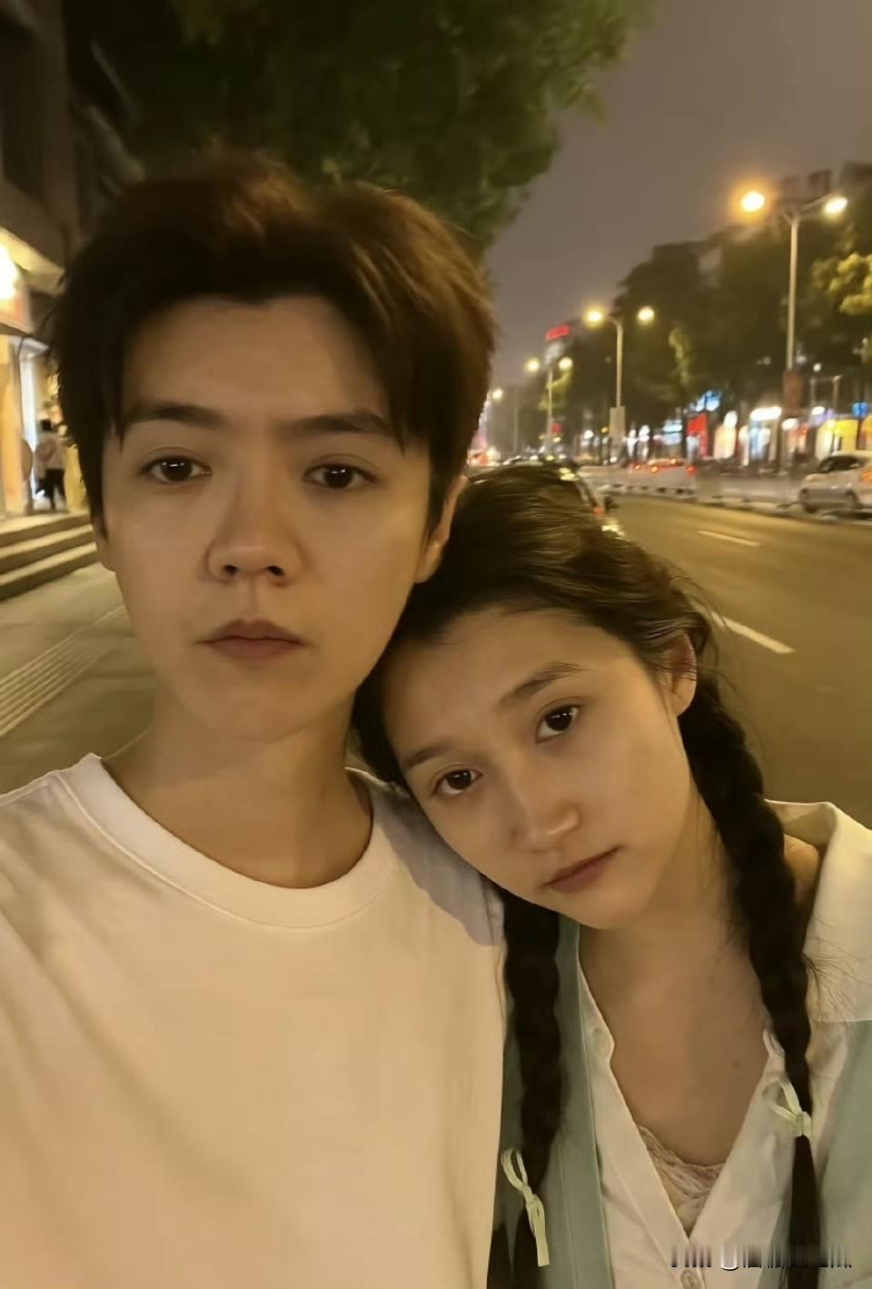 关晓彤内心也很苦涩
她也想成为鹿晗嘴里喊的那个人，但是已经不可能了，他们已经各自