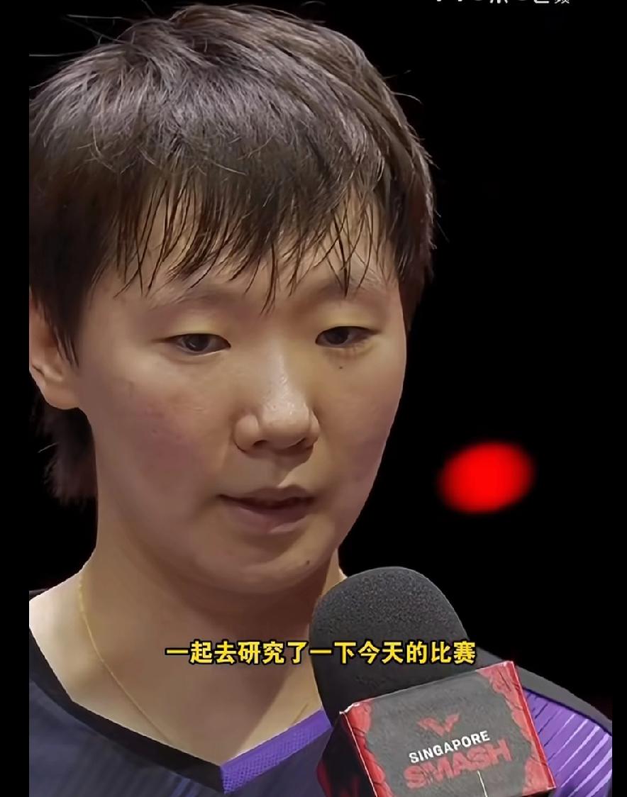 WTT新加坡大满贯半决赛，王曼昱4:1拿下德国一姐温特，赛后采访里的一番话，真的