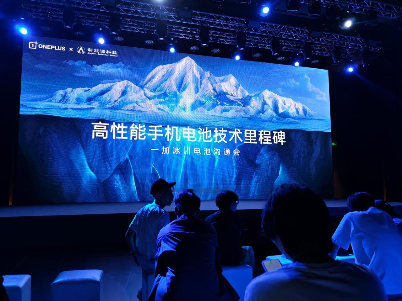 OPPO：充电五分钟，通话两小时；
一加：两天一充。
咱就说，这手机续航真的是越