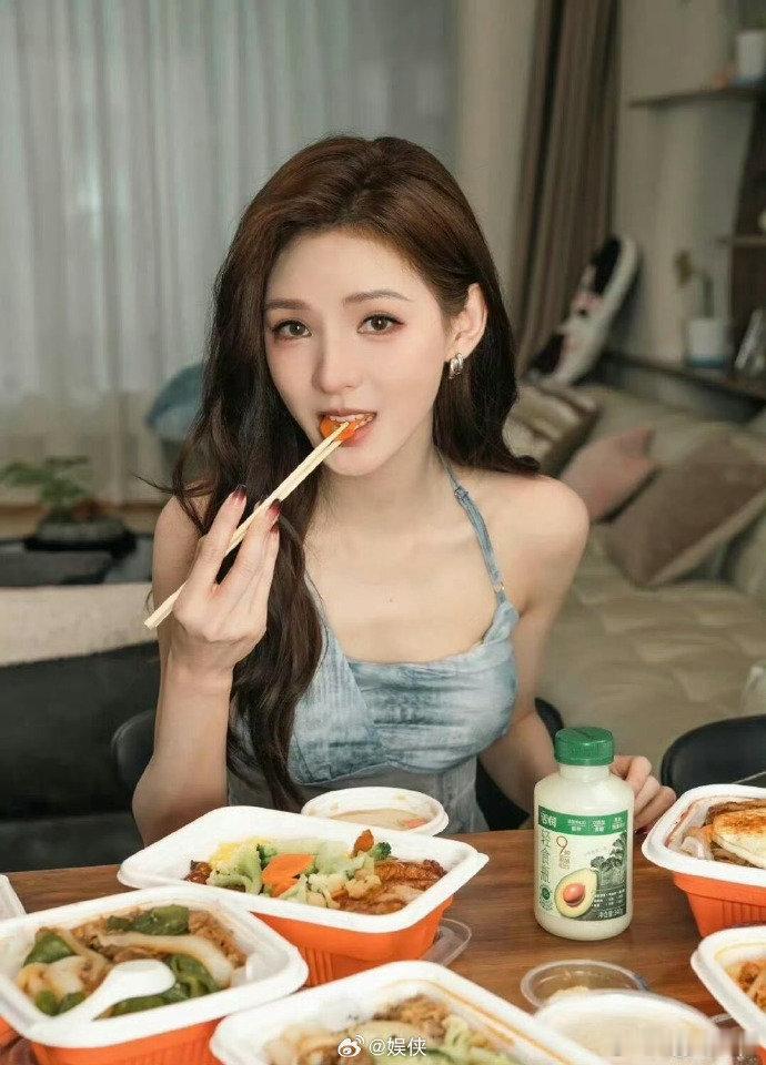 张予曦只吃两根菜叶的原因找到了原来不是刻意节食自律，下午已经炫完炸鸡，肚子早就被