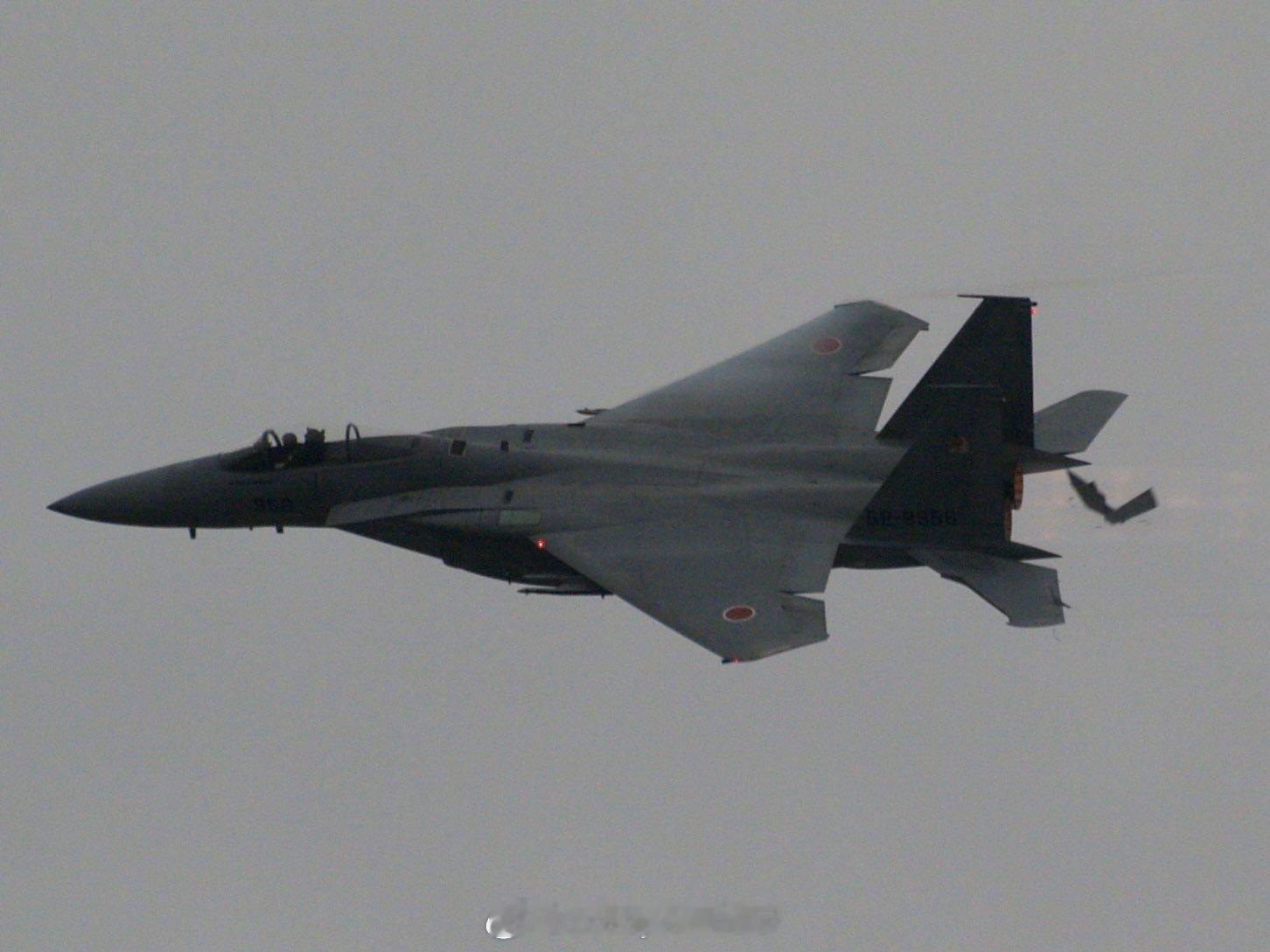兵器影像 日本航空自卫队F-15J战斗机飞行过程中部件脱落，被航空爱好者抓拍到。