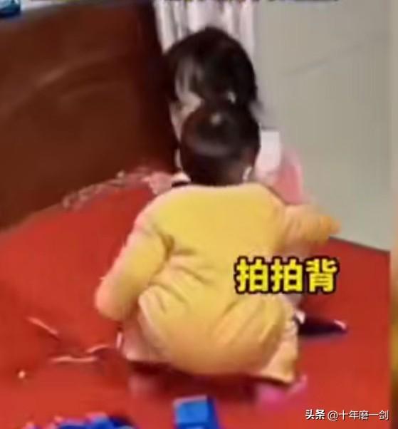 四川，小姐姐被桂圆卡住了，两岁的弟弟果断摇人，妈妈赶到了，使用海姆立克急救法救了