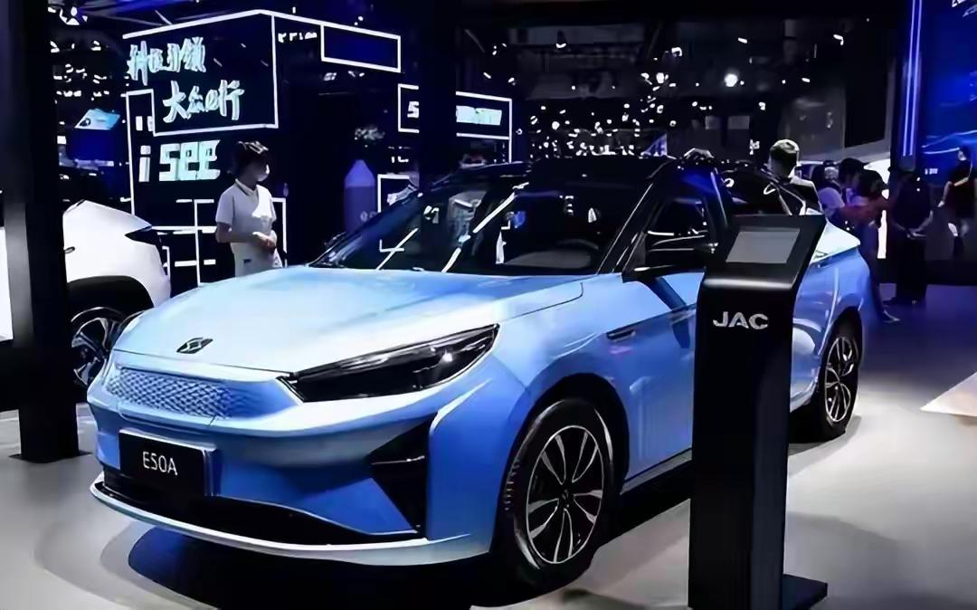 中国为何坚持大力发展新能源车 中国坚持大力发展新能源车，原因那可太多了。从环保角