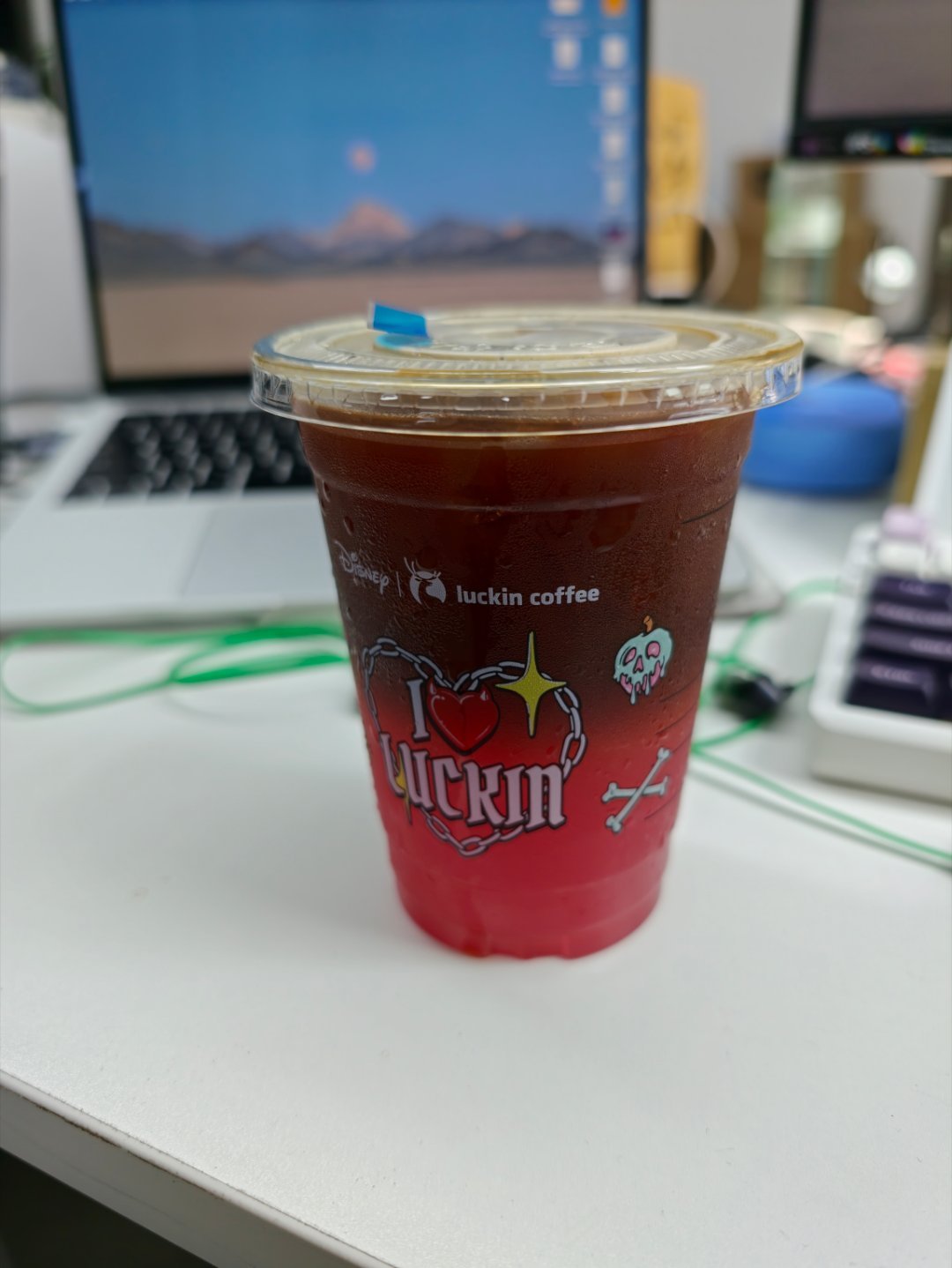 瑞幸迪士尼联名周边质量好苹果美式挺好喝的，就是这个颜色有点太毒了 
