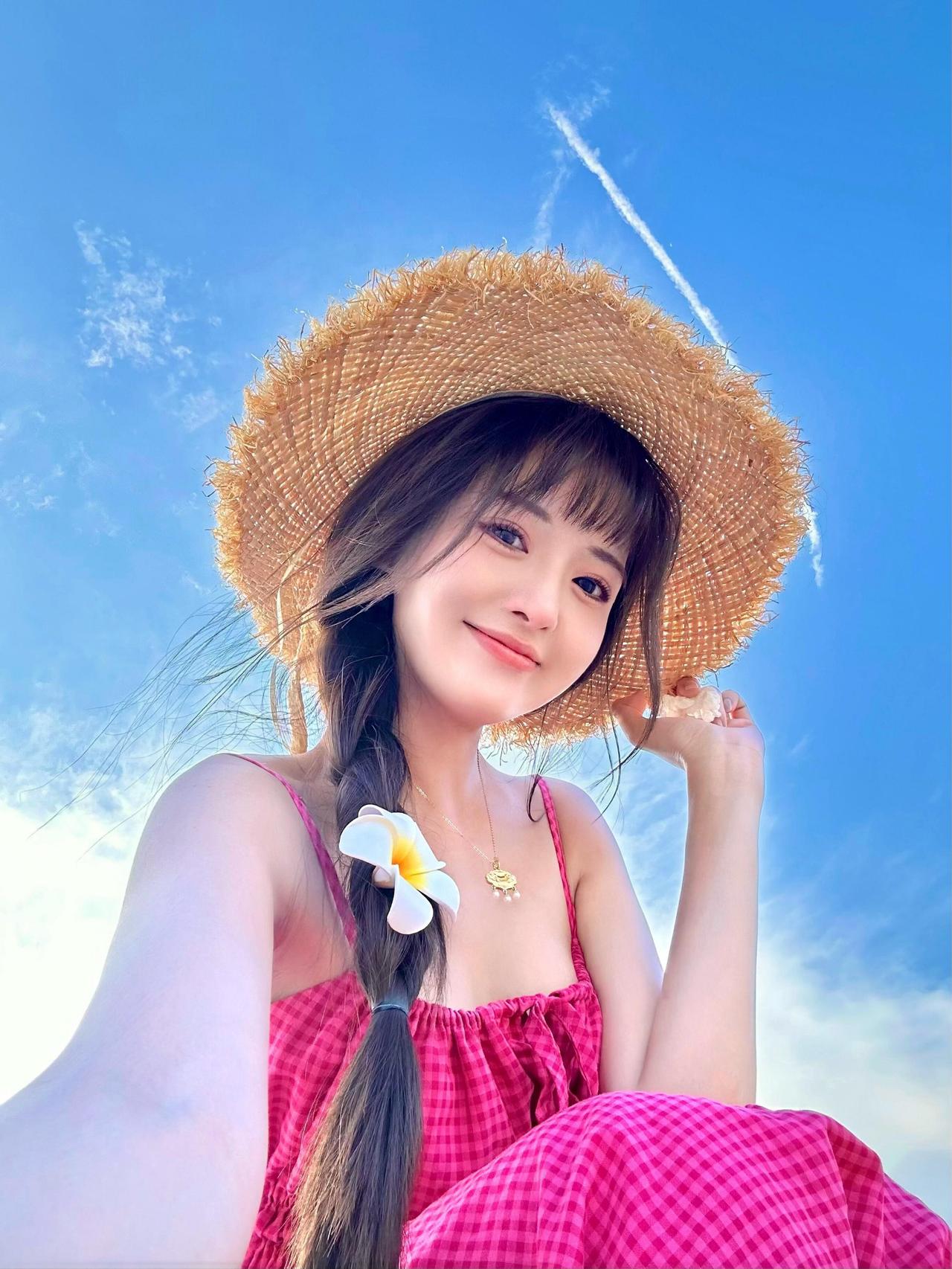 出来摆摊，遇到一个十几年没见的女同学，没想到当初被人嫌弃的她，竟然美成这样子。