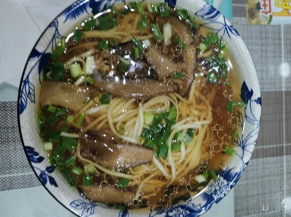 #今日美食随拍#
   今日早餐：口蘑面。香味扑鼻、清淡鲜美让人回味无穷，说的就