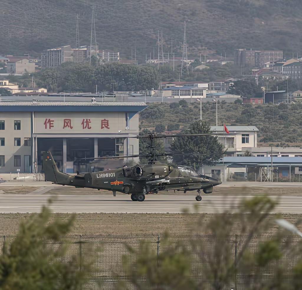 鹰酱: 兔子，你能给我解释一下这是什么情况吗？[抓狂]
兔子: 误会，纯属巧合。