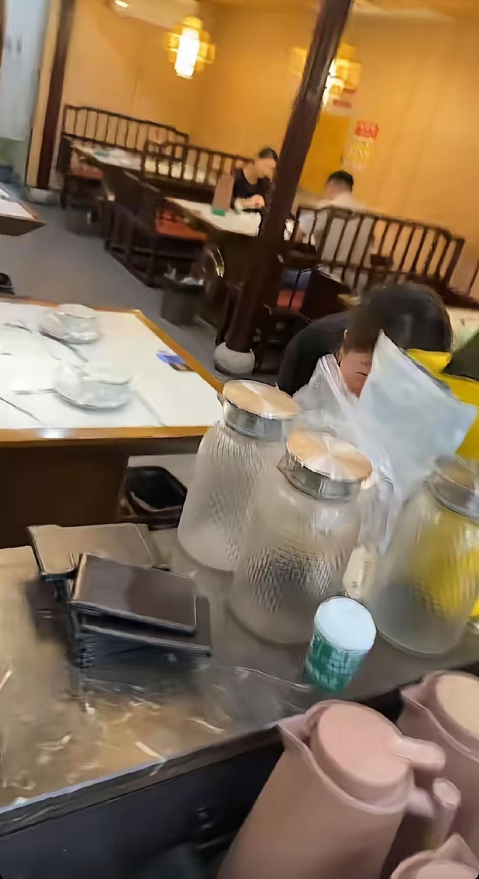 暖心短评｜徐州餐馆三名00后员工合买香烟送老板，双向奔赴的职场温情
 
6月16