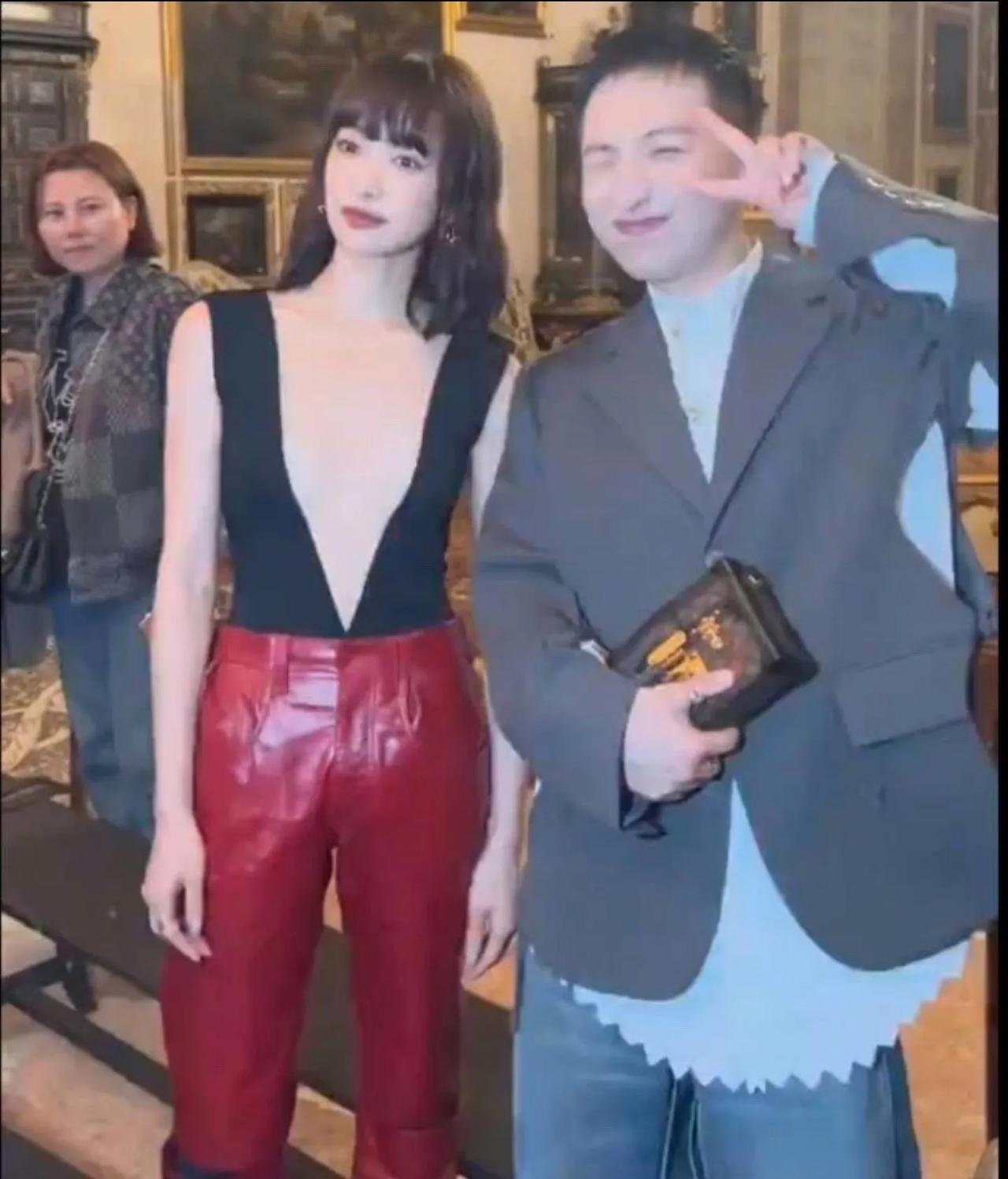 宋茜黑色深V造型引发热议！
有网友晒出了女明星宋茜在国外看秀的照片，不得不说宋茜