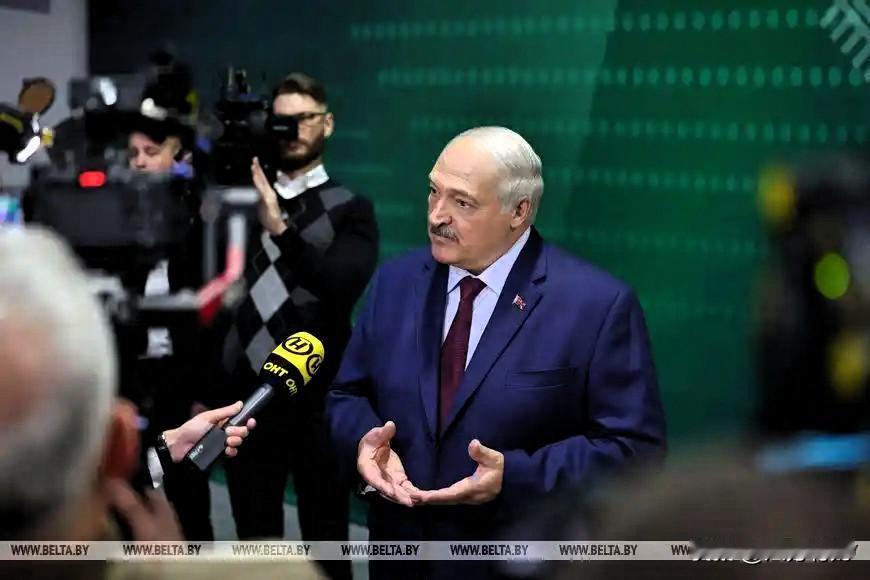 听完卢卡申科年底的爆料，
后背一阵发凉。

俄总统当时都要动身去南非了，硬是被老