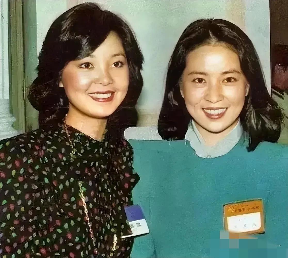 上世纪80年代，歌星邓丽君与影星林凤娇的一张合影。

邓丽君号称一代歌后，她的歌
