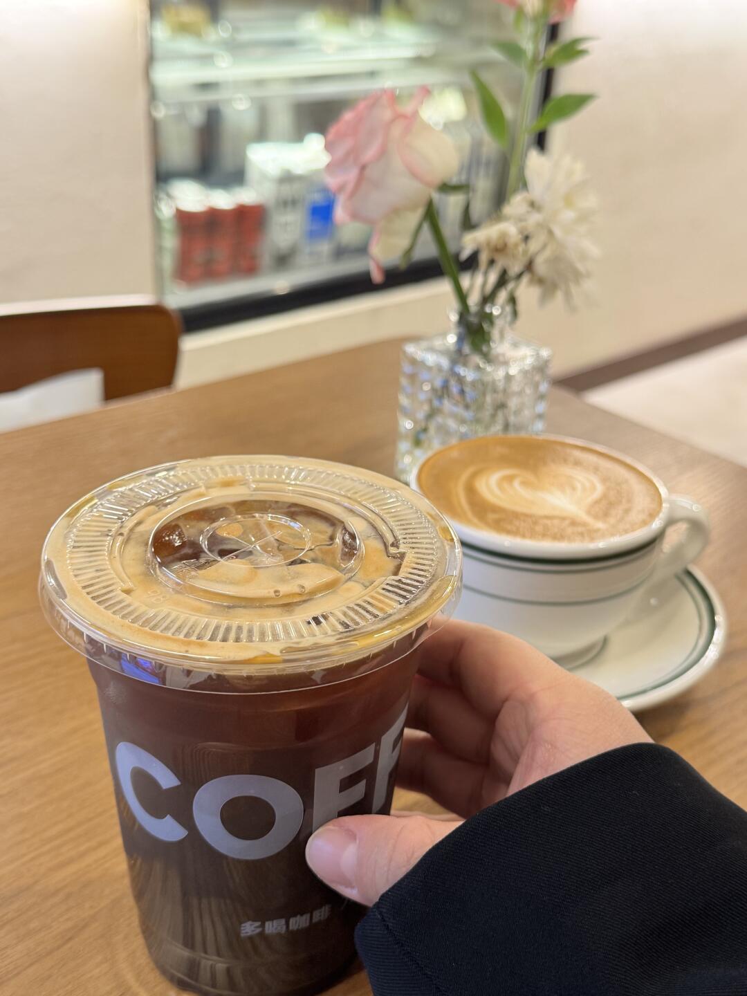 这家小小的咖啡馆☕咖啡口感还是很不错哦，小哥哥也很帅气～