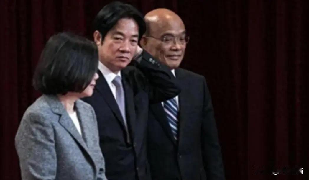 标题：台独头目祖上是汉奸，蔡英文苏贞昌赖清德根子歪了

咱们今儿个说说台独那几个