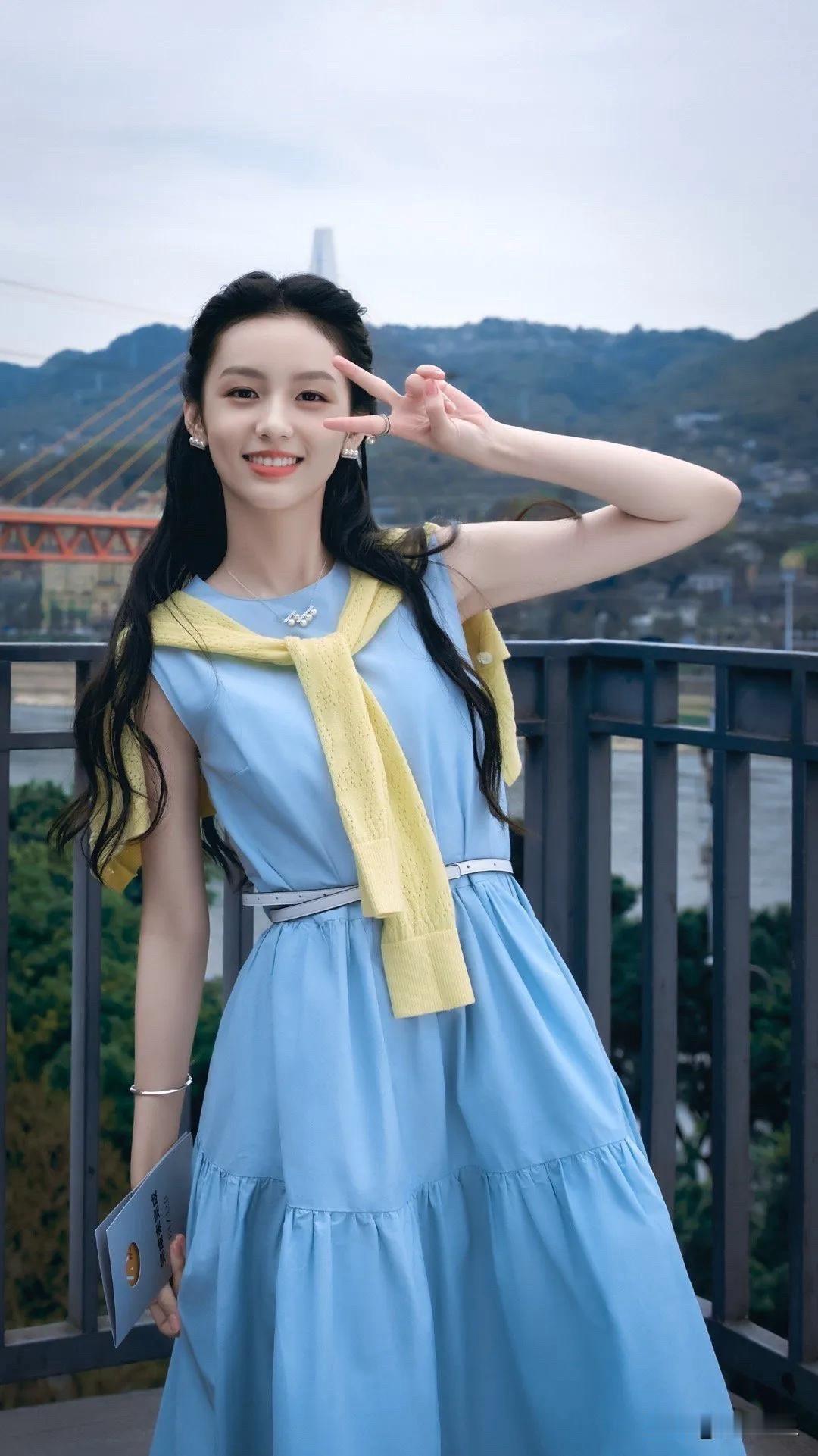 周也确实生得漂亮，属于清纯玉女派。她五官清新自然，很有异性缘。她是那种百看不厌、