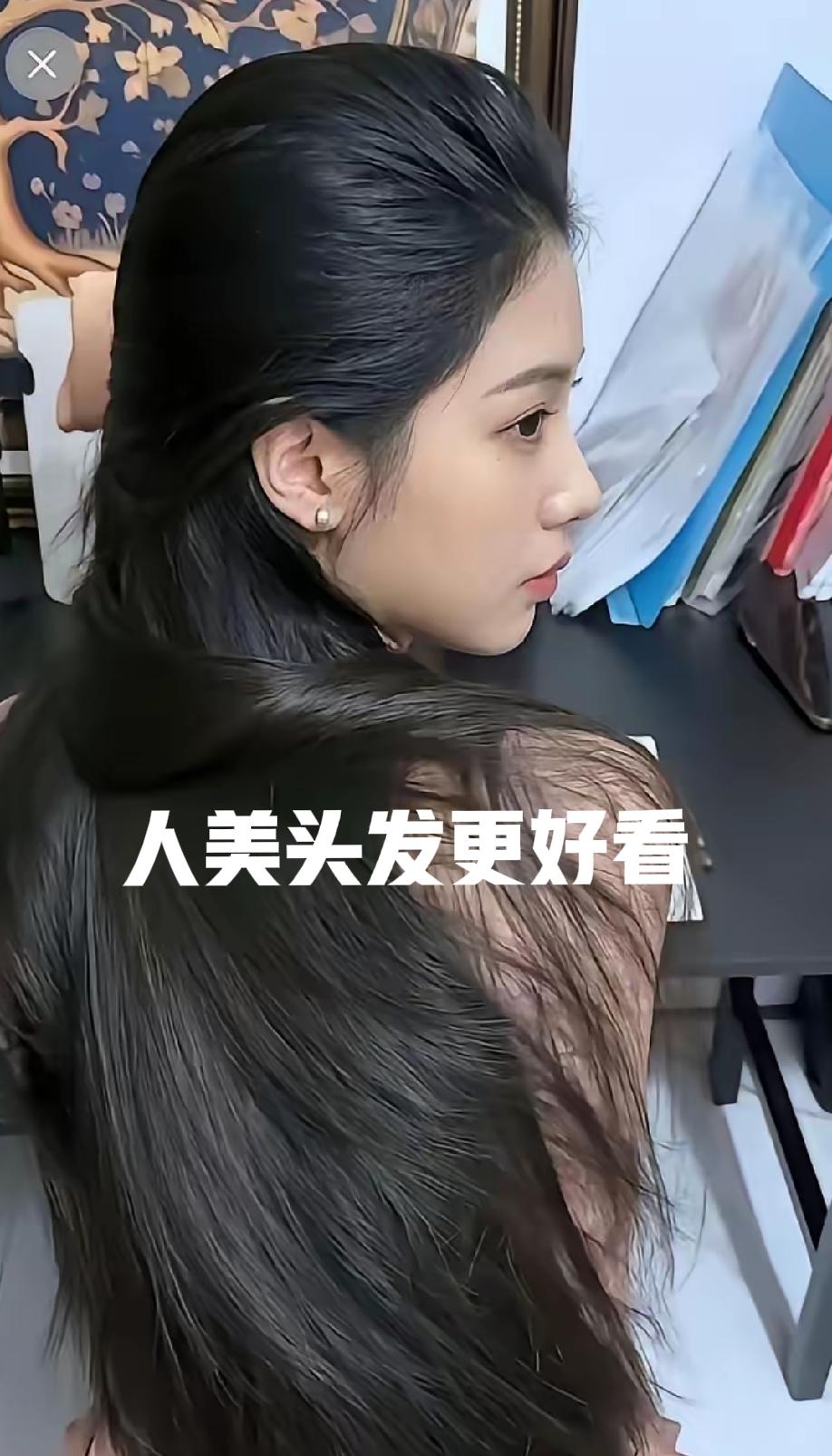 这个美女不仅是人美，头发更迷人！

精致的五官，流畅的面部线条，侧颜更添神秘。