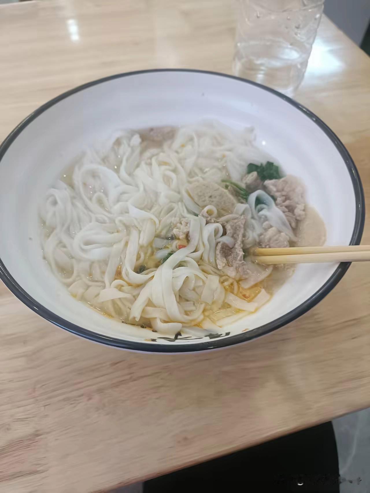 我发现我们老板真的好聪明，在他店里打工，他店里的东西随便你吃，只要你不带回家，只