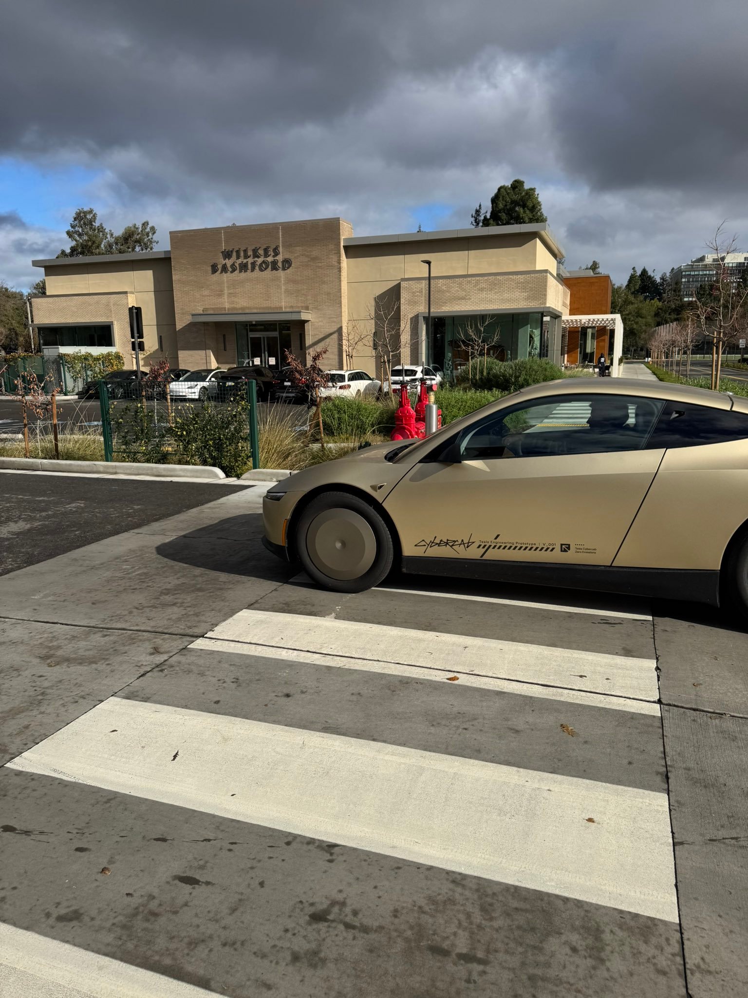 12月31日，马斯克：关于特斯拉Cybercab，目前只是在测试生产系统，真正的