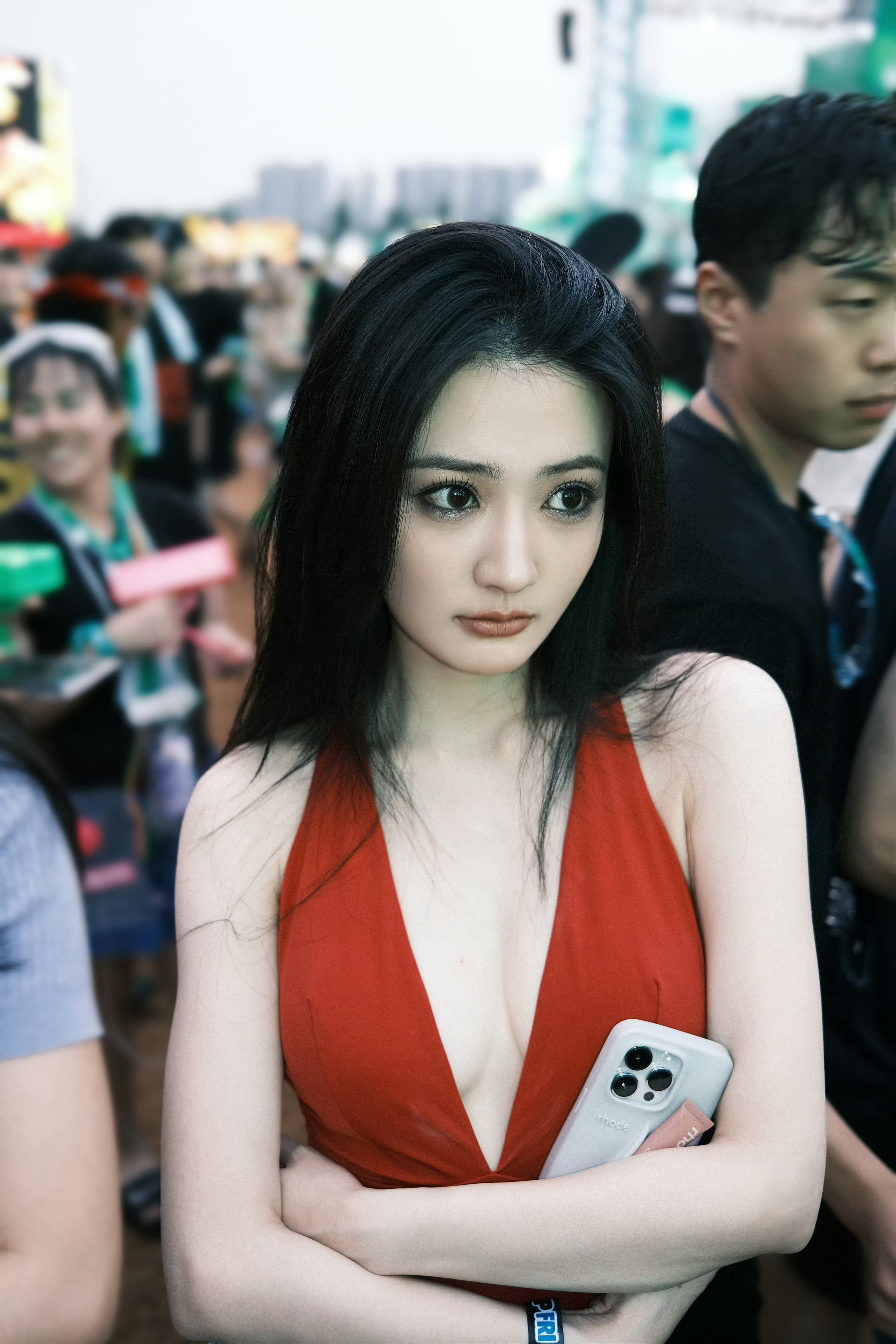 徐璐音乐节深v吊带造型人这么多穿成这样不怕遇到色狼吗 ​​​