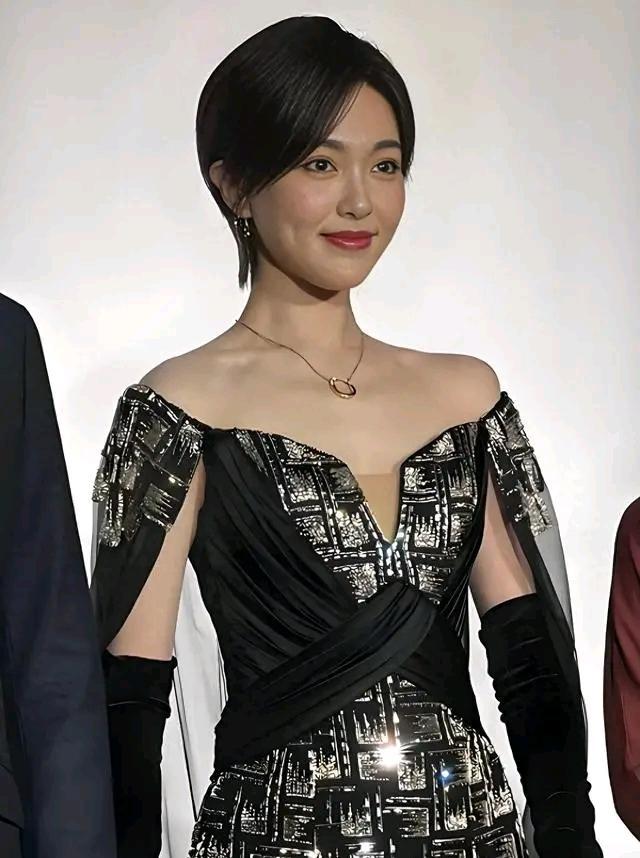 41岁唐嫣剪短发后像换了个人，穿紧身裙亮相又美又飒，差点认不出 