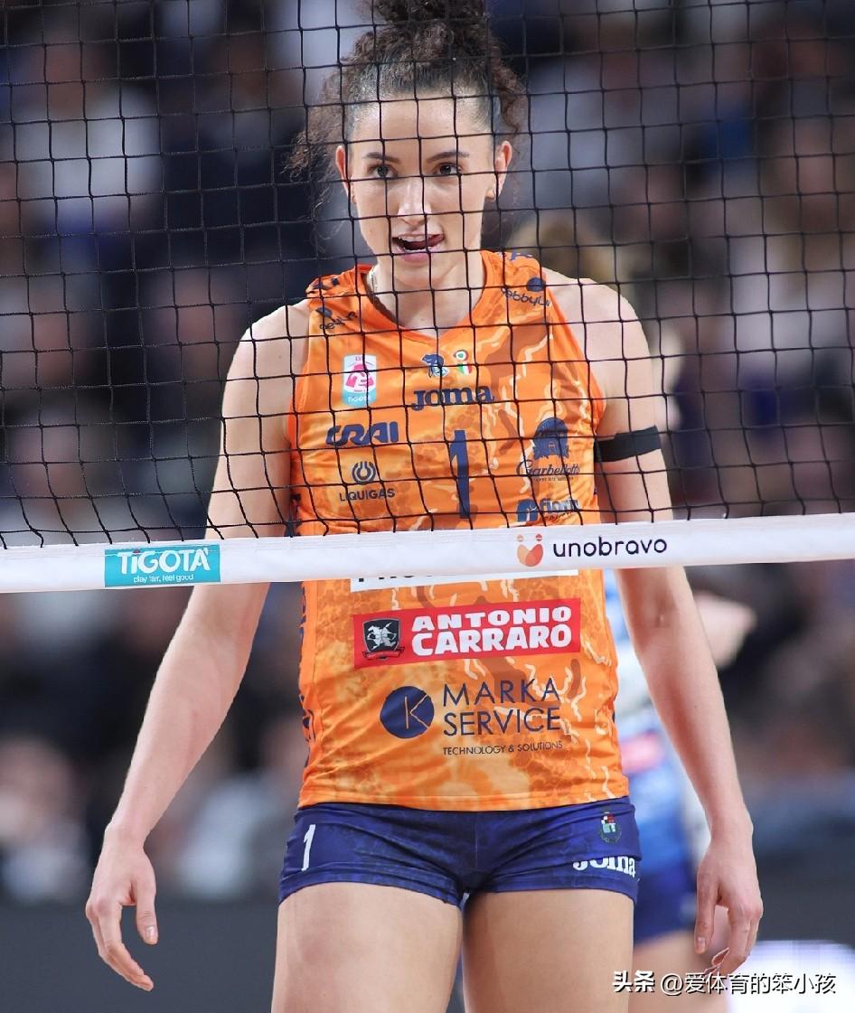 意大利女排超级联赛的赛场上，半决赛的比拼中，科内利亚诺和诺瓦拉这两支老对手是在科