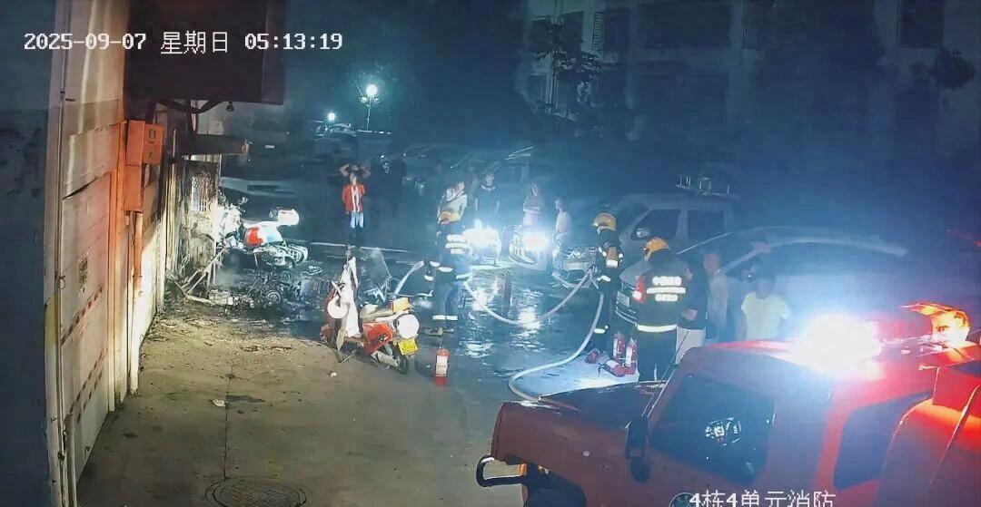 凌晨小区 “火烧连营”，七辆车付之一炬，火因曝光让人怒发冲冠！
该小区内一辆电动