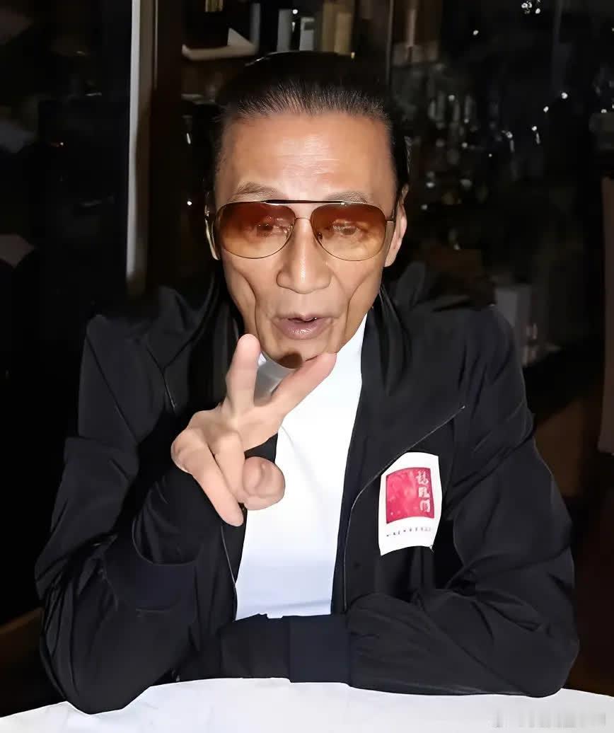 谢贤在掌掴曾江两年后，参加《鲁豫有约》时，被问到：“你真的打曾江了？”谢贤一本正