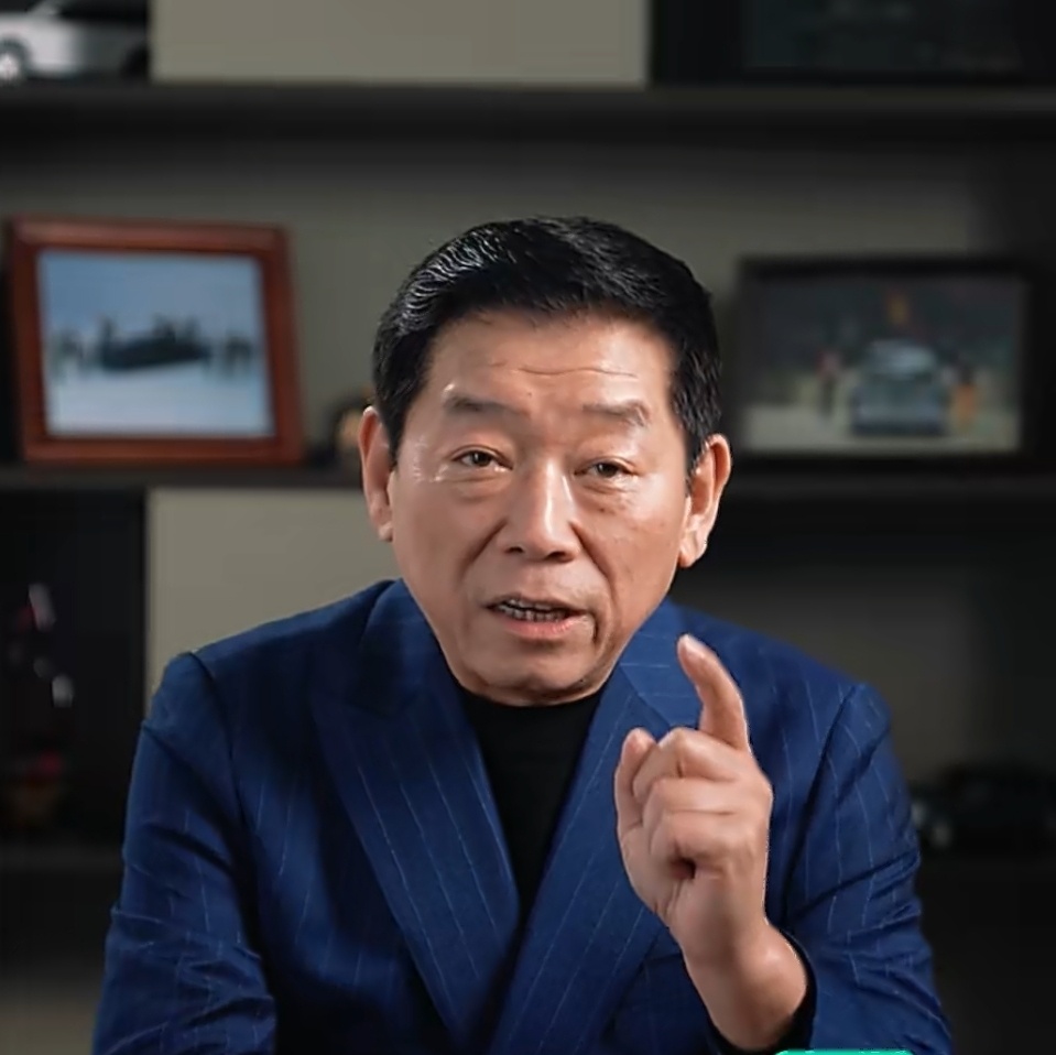 最打动我的是他聊发动机时眼里的光。什么董事长不董事长，那一刻就是个老车迷在安利心