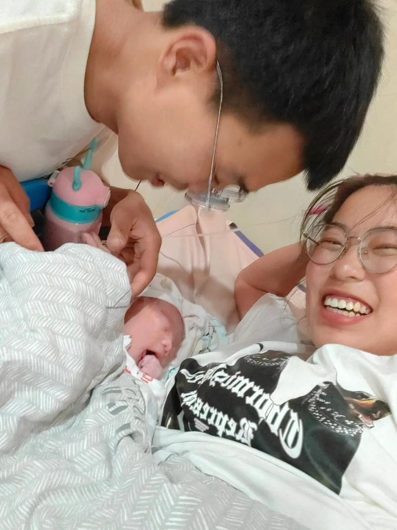 因为两个孩子从小在一起吃喝玩，能增加童年生活乐趣，通正两个人的互动，对于提高智力
