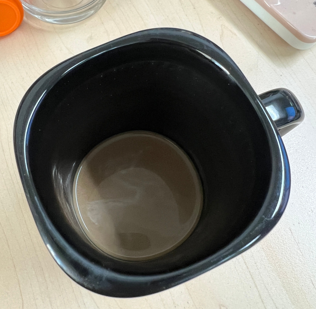 今天的咖啡快喝完了才想起来拍照，只剩个底儿，不过这样能看出来我这个杯子大了，每次