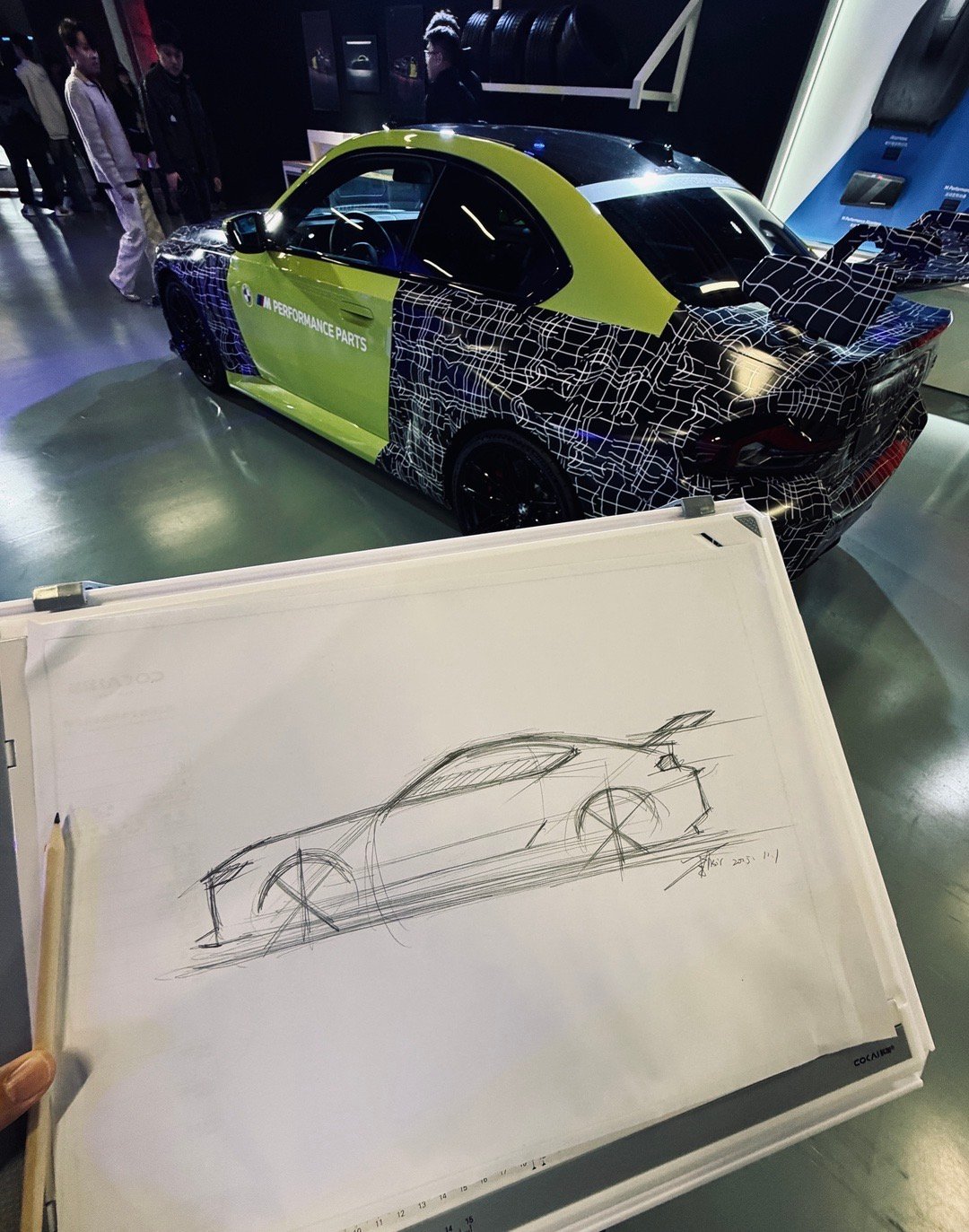 宝马在现场放了画纸这，手痒，我肯定得画两笔所到即赛道宝马[超话]  ​​​