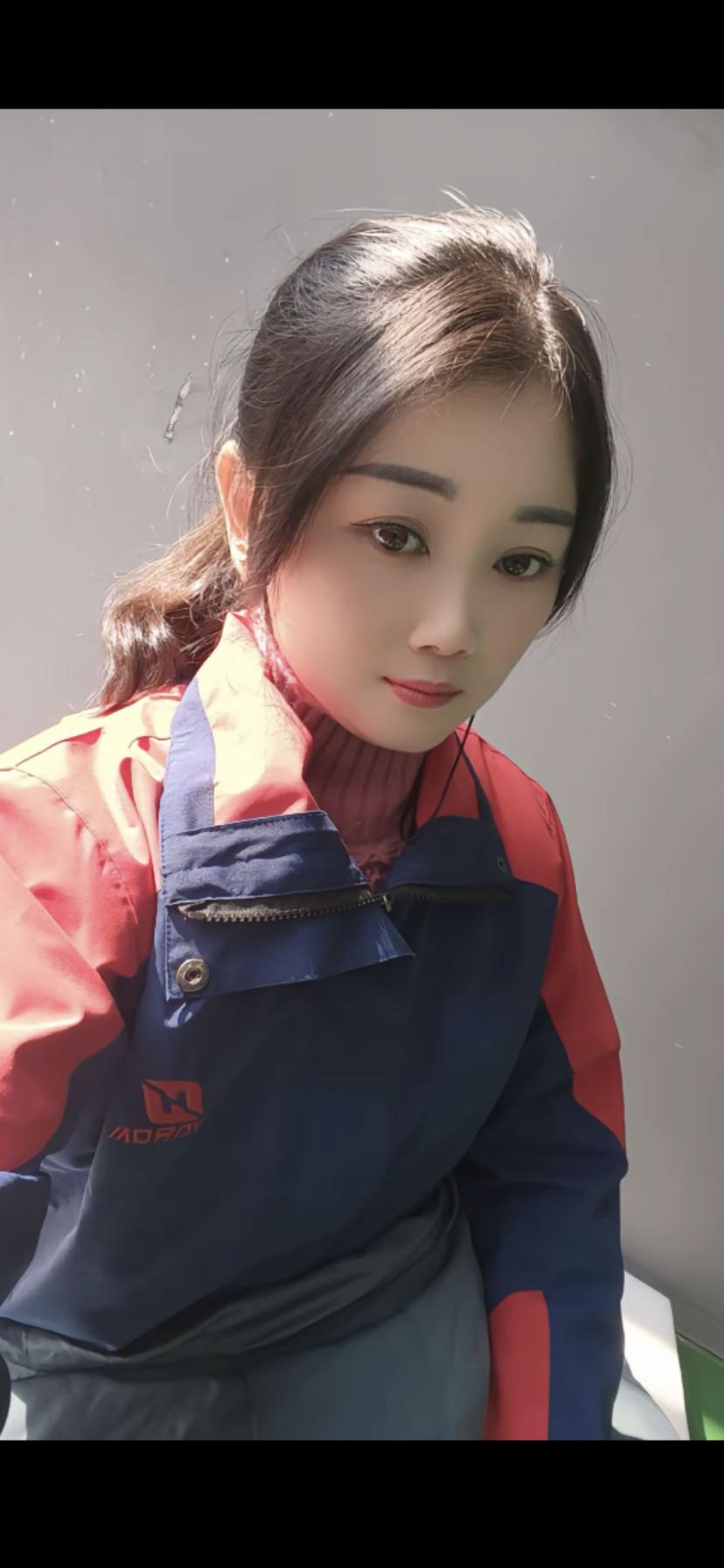 阳光下的微笑，温暖如初的美好时光。🌞😊